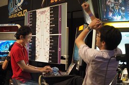 画像ギャラリー No.011のサムネイル画像 / 「ARC REVOLUTION CUP 2015」フォトレポート。「GUILTY GEAR」や「BLAZBLUE」など，計4タイトルの優勝者達へのインタビューも掲載
