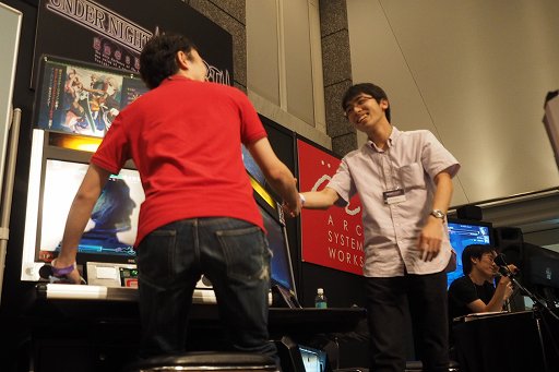 画像ギャラリー No.012のサムネイル画像 / 「ARC REVOLUTION CUP 2015」フォトレポート。「GUILTY GEAR」や「BLAZBLUE」など，計4タイトルの優勝者達へのインタビューも掲載