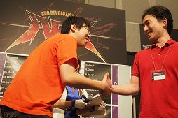 画像ギャラリー No.015のサムネイル画像 / 「ARC REVOLUTION CUP 2015」フォトレポート。「GUILTY GEAR」や「BLAZBLUE」など，計4タイトルの優勝者達へのインタビューも掲載