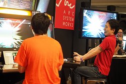 画像ギャラリー No.016のサムネイル画像 / 「ARC REVOLUTION CUP 2015」フォトレポート。「GUILTY GEAR」や「BLAZBLUE」など，計4タイトルの優勝者達へのインタビューも掲載