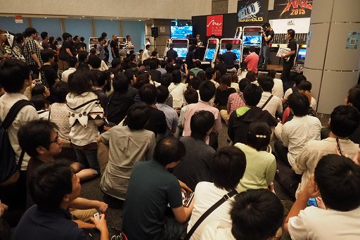 画像ギャラリー No.018のサムネイル画像 / 「ARC REVOLUTION CUP 2015」フォトレポート。「GUILTY GEAR」や「BLAZBLUE」など，計4タイトルの優勝者達へのインタビューも掲載