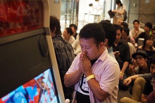 画像ギャラリー No.019のサムネイル画像 / 「ARC REVOLUTION CUP 2015」フォトレポート。「GUILTY GEAR」や「BLAZBLUE」など，計4タイトルの優勝者達へのインタビューも掲載