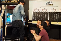 画像ギャラリー No.024のサムネイル画像 / 「ARC REVOLUTION CUP 2015」フォトレポート。「GUILTY GEAR」や「BLAZBLUE」など，計4タイトルの優勝者達へのインタビューも掲載