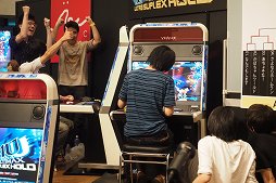 画像ギャラリー No.025のサムネイル画像 / 「ARC REVOLUTION CUP 2015」フォトレポート。「GUILTY GEAR」や「BLAZBLUE」など，計4タイトルの優勝者達へのインタビューも掲載