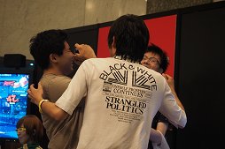 画像ギャラリー No.027のサムネイル画像 / 「ARC REVOLUTION CUP 2015」フォトレポート。「GUILTY GEAR」や「BLAZBLUE」など，計4タイトルの優勝者達へのインタビューも掲載