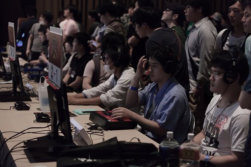 画像ギャラリー No.029のサムネイル画像 / 「ARC REVOLUTION CUP 2015」フォトレポート。「GUILTY GEAR」や「BLAZBLUE」など，計4タイトルの優勝者達へのインタビューも掲載