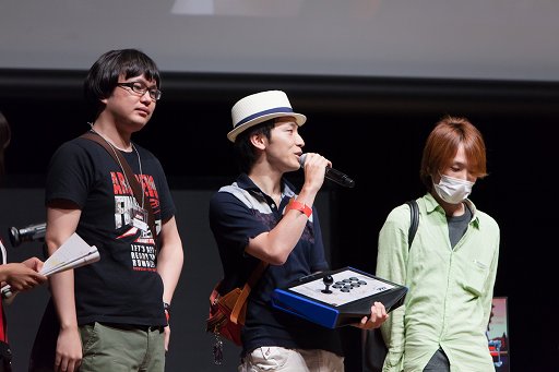 画像ギャラリー No.045のサムネイル画像 / 「ARC REVOLUTION CUP 2015」フォトレポート。「GUILTY GEAR」や「BLAZBLUE」など，計4タイトルの優勝者達へのインタビューも掲載