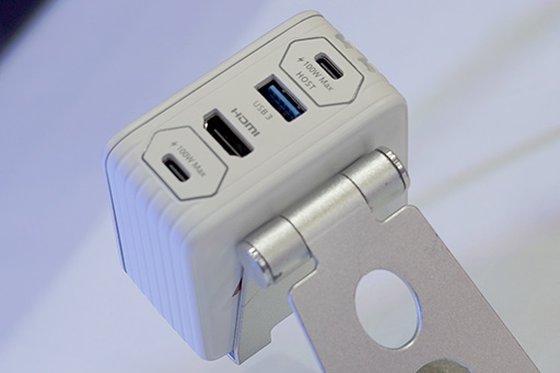 画像ギャラリー No.017のサムネイル画像 / 携帯型ゲームPC向けドックやUSB ACアダプタにキャプチャ機能を内蔵!?　ユニークな製品を多数出展したAVerMedia