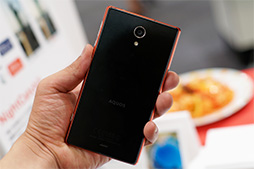 画像ギャラリー No.006のサムネイル画像 / 三辺狭額縁デザインが魅力のAQUOS ZETAやXperia Z2 Tabletをじっくりチェック。NTTドコモ2014夏モデルスマートフォンテストレポート（後編）