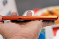 画像ギャラリー No.010のサムネイル画像 / 三辺狭額縁デザインが魅力のAQUOS ZETAやXperia Z2 Tabletをじっくりチェック。NTTドコモ2014夏モデルスマートフォンテストレポート（後編）