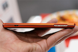 画像ギャラリー No.011のサムネイル画像 / 三辺狭額縁デザインが魅力のAQUOS ZETAやXperia Z2 Tabletをじっくりチェック。NTTドコモ2014夏モデルスマートフォンテストレポート（後編）