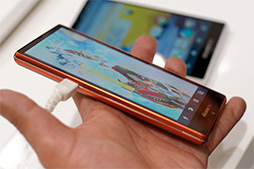 画像ギャラリー No.012のサムネイル画像 / 三辺狭額縁デザインが魅力のAQUOS ZETAやXperia Z2 Tabletをじっくりチェック。NTTドコモ2014夏モデルスマートフォンテストレポート（後編）