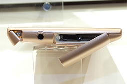 画像ギャラリー No.019のサムネイル画像 / 三辺狭額縁デザインが魅力のAQUOS ZETAやXperia Z2 Tabletをじっくりチェック。NTTドコモ2014夏モデルスマートフォンテストレポート（後編）
