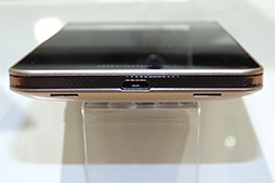 画像ギャラリー No.020のサムネイル画像 / 三辺狭額縁デザインが魅力のAQUOS ZETAやXperia Z2 Tabletをじっくりチェック。NTTドコモ2014夏モデルスマートフォンテストレポート（後編）