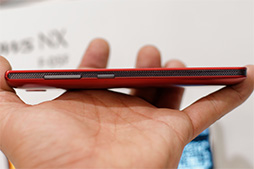 画像ギャラリー No.021のサムネイル画像 / 三辺狭額縁デザインが魅力のAQUOS ZETAやXperia Z2 Tabletをじっくりチェック。NTTドコモ2014夏モデルスマートフォンテストレポート（後編）