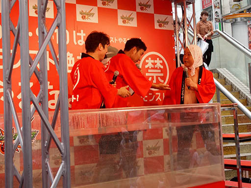 画像ギャラリー No.006のサムネイル画像 / ダチョウ倶楽部が渋谷のど真ん中で熱湯風呂に挑戦。「モンスト」3周年記念キャンペーン記者発表会の模様をレポート
