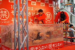 画像ギャラリー No.009のサムネイル画像 / ダチョウ倶楽部が渋谷のど真ん中で熱湯風呂に挑戦。「モンスト」3周年記念キャンペーン記者発表会の模様をレポート