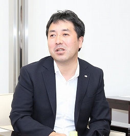 画像ギャラリー No.006のサムネイル画像 / 北海道ツアーで数々の名馬を鑑賞した競馬ゲームPR大使と，6周年を迎える「100万人のWinning Post」のプロデューサー・山口英久氏にインタビュー
