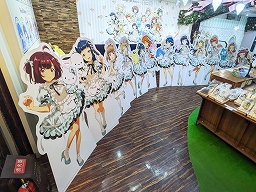 画像ギャラリー No.016のサムネイル画像 / 「Tokyo 7th シスターズ」とサンリオキャラクターズのコラボカフェが開催中。描き下ろしイラストを使用したグッズの販売やパネルの展示も
