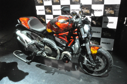 画像ギャラリー No.003のサムネイル画像 / 「モンスターハンター」とドゥカティによるコラボバイクが登場。辻本良三プロデューサーや釈 由美子さん，永井 大さんが登壇したイベントをレポート