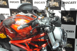 画像ギャラリー No.004のサムネイル画像 / 「モンスターハンター」とドゥカティによるコラボバイクが登場。辻本良三プロデューサーや釈 由美子さん，永井 大さんが登壇したイベントをレポート