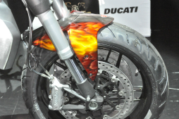 画像ギャラリー No.006のサムネイル画像 / 「モンスターハンター」とドゥカティによるコラボバイクが登場。辻本良三プロデューサーや釈 由美子さん，永井 大さんが登壇したイベントをレポート