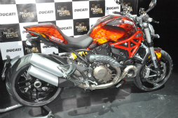 画像ギャラリー No.007のサムネイル画像 / 「モンスターハンター」とドゥカティによるコラボバイクが登場。辻本良三プロデューサーや釈 由美子さん，永井 大さんが登壇したイベントをレポート