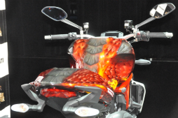 画像ギャラリー No.008のサムネイル画像 / 「モンスターハンター」とドゥカティによるコラボバイクが登場。辻本良三プロデューサーや釈 由美子さん，永井 大さんが登壇したイベントをレポート