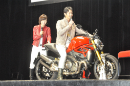 画像ギャラリー No.010のサムネイル画像 / 「モンスターハンター」とドゥカティによるコラボバイクが登場。辻本良三プロデューサーや釈 由美子さん，永井 大さんが登壇したイベントをレポート