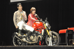 画像ギャラリー No.011のサムネイル画像 / 「モンスターハンター」とドゥカティによるコラボバイクが登場。辻本良三プロデューサーや釈 由美子さん，永井 大さんが登壇したイベントをレポート
