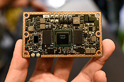 画像ギャラリー No.006のサムネイル画像 / ［COMPUTEX］NVIDIAはAIとVR，ゲームの世界で「誰にも作れないもの」を作る。総帥ジェンスン・フアン氏，オンステージ