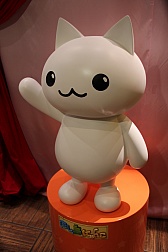 画像ギャラリー No.004のサムネイル画像 / 「白猫プロジェクト」「黒猫のウィズ」「ほしの島のにゃんこ」のコラボカフェが1月30日にオープン。小島瑠璃子さんも駆けつけたオープン記念イベントをレポート