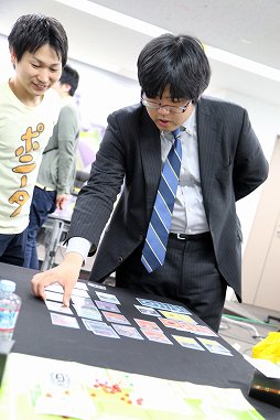 画像ギャラリー No.018のサムネイル画像 / 将棋の糸谷八段がポケモンマスターに！　「ポケモンカードゲーム」新セット「ひかる伝説」先行体験会レポート