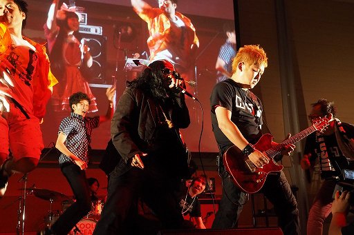 画像ギャラリー No.027のサムネイル画像 / maimai収録楽曲のアーティストが熱唱！　6時間のライブで燃えあがった「maimai LIVE 2014 洗濯祭〜」をレポート