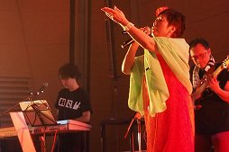 画像ギャラリー No.041のサムネイル画像 / maimai収録楽曲のアーティストが熱唱！　6時間のライブで燃えあがった「maimai LIVE 2014 洗濯祭〜」をレポート