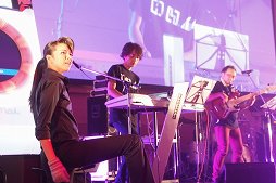 画像ギャラリー No.042のサムネイル画像 / maimai収録楽曲のアーティストが熱唱！　6時間のライブで燃えあがった「maimai LIVE 2014 洗濯祭〜」をレポート