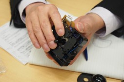 画像ギャラリー No.009のサムネイル画像 / 「隼」レバーはなぜ斜め上に入りにくいのか。HORI「ファイティングエッジ」開発陣とプロゲーマー・sako氏に聞く，アーケードスティックの最前線