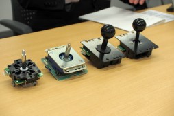 画像ギャラリー No.010のサムネイル画像 / 「隼」レバーはなぜ斜め上に入りにくいのか。HORI「ファイティングエッジ」開発陣とプロゲーマー・sako氏に聞く，アーケードスティックの最前線