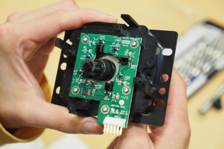画像ギャラリー No.016のサムネイル画像 / 「隼」レバーはなぜ斜め上に入りにくいのか。HORI「ファイティングエッジ」開発陣とプロゲーマー・sako氏に聞く，アーケードスティックの最前線