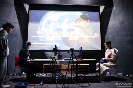 画像ギャラリー No.031のサムネイル画像 / ウメハラ氏の発案に40名超のプレイヤーが参戦。まさかの“太陽の塔”コスも披露された，「ウメハラ杯〜コスプレ限定大会〜」フォトレポート