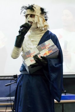 画像ギャラリー No.037のサムネイル画像 / ウメハラ氏の発案に40名超のプレイヤーが参戦。まさかの“太陽の塔”コスも披露された，「ウメハラ杯〜コスプレ限定大会〜」フォトレポート