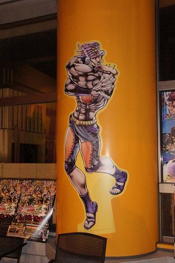 画像ギャラリー No.004のサムネイル画像 / 「ジョジョの奇妙な冒険　アイズオブヘブン」発売。渋谷タワレコにスピードワゴンが降り立った，発売記念イベントをレポート