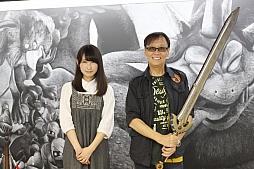 画像ギャラリー No.010のサムネイル画像 / 超巨大黒板に描かれた「ドラゴンクエストヒーローズII」のモンスターを堀井雄二氏が討伐。「かいしんの一撃」でモンスターが消え去った！