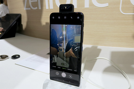 画像ギャラリー No.003のサムネイル画像 / ASUSの次期ハイエンドスマホ「ZenFone 6」は，前後に動くカメラ「Flip Camera」の搭載でノッチなし
