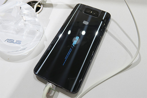 画像ギャラリー No.004のサムネイル画像 / ASUSの次期ハイエンドスマホ「ZenFone 6」は，前後に動くカメラ「Flip Camera」の搭載でノッチなし