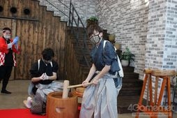 画像ギャラリー No.017のサムネイル画像 / 「あんスタ！！」配信番組「CAFE CINNAMON ニキズキッチン」第7回収録現場に潜入レポート。餅つき＆おもちピザに挑戦！
