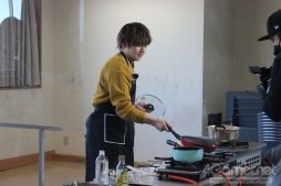 画像ギャラリー No.029のサムネイル画像 / 「あんスタ！！」配信番組「CAFE CINNAMON ニキズキッチン」第8回収録現場の潜入レポート。釣った魚でリゾットをつくる！