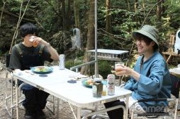画像ギャラリー No.024のサムネイル画像 / 「あんスタ！！」配信番組「CAFE CINNAMON ニキズキッチン」第11回収録現場に潜入レポート。7珍味があんさんぶるしたシークカバブをつくる