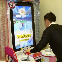 画像ギャラリー No.007のサムネイル画像 / 全身を使って楽しめる体感競技ゲーム「マリオ&ソニック AT リオオリンピック アーケードゲーム」。本日開始のロケテストに先駆けたプレイレポートを掲載