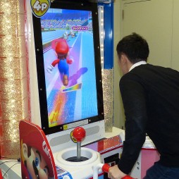 画像ギャラリー No.009のサムネイル画像 / 全身を使って楽しめる体感競技ゲーム「マリオ&ソニック AT リオオリンピック アーケードゲーム」。本日開始のロケテストに先駆けたプレイレポートを掲載